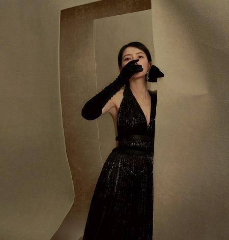 高圆圆近况复出拍大片,首封露香肩,黑纱遮面超魅惑._气质_时尚_感觉