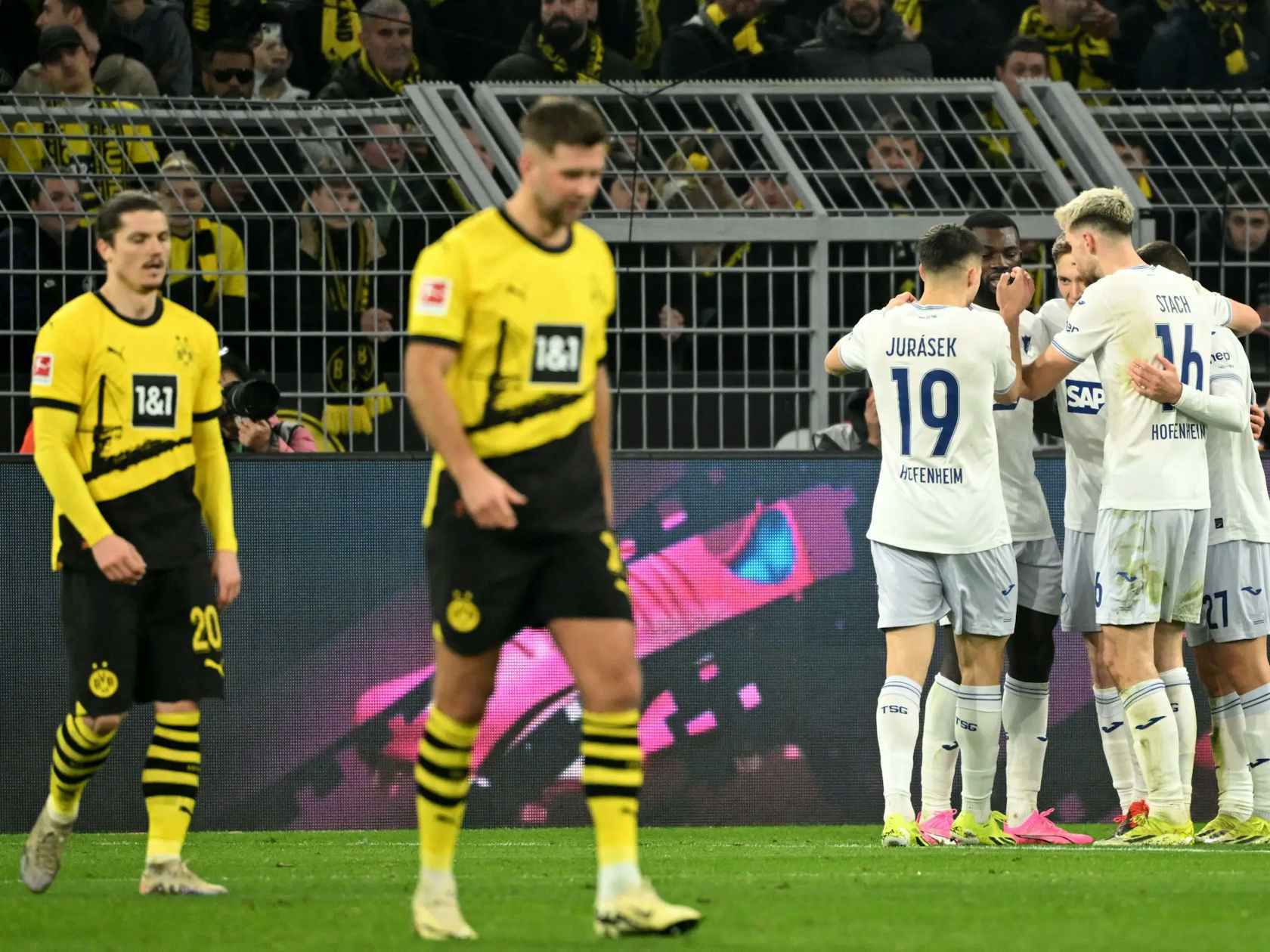 霍芬海姆以3-2战胜了多特蒙德队_亚历山大·迈耶_球员_韦斯特法伦