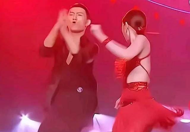 《探究毛晓彤舞蹈背后的秘密,为何她一跳舞就能上热搜?