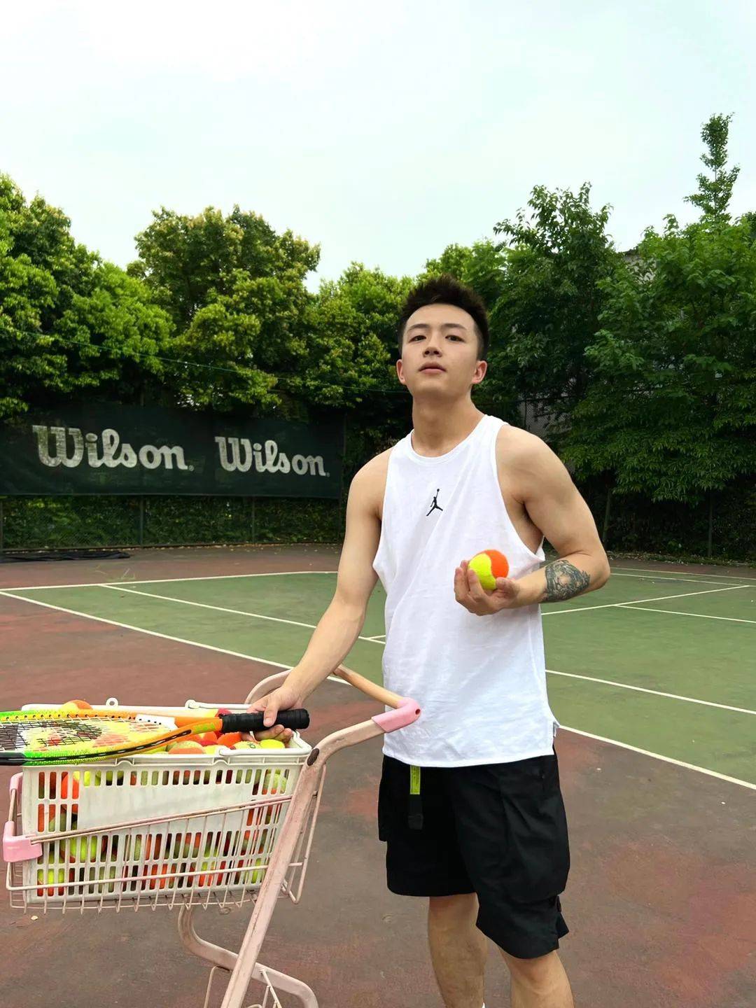 成都一网红体育老师成网友男神,又痞又帅_互联网_外表_获得了