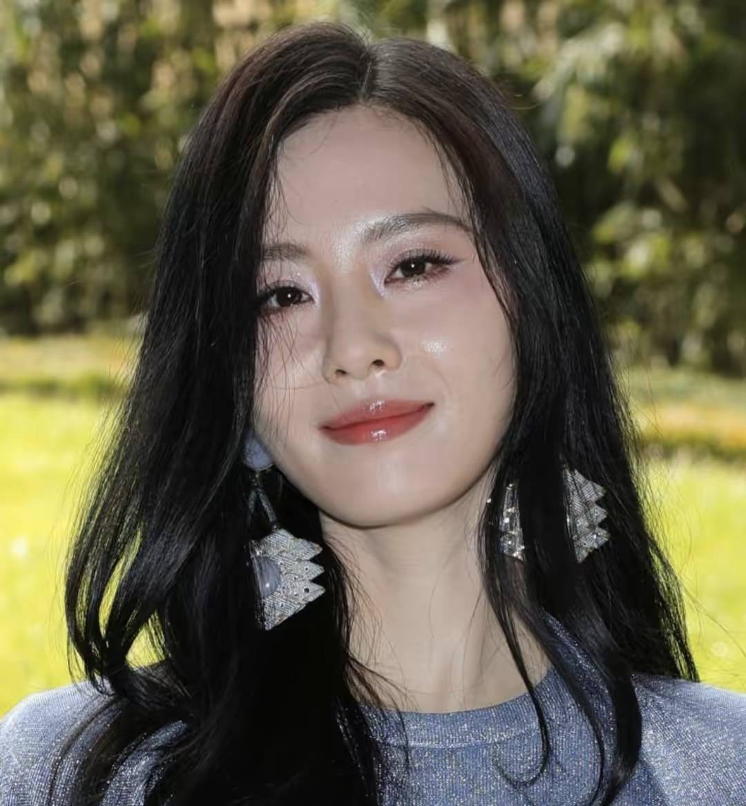 刘诗诗惊喜亮相米兰时装周,美丽与瑕疵并存,造型气质引关注_状态_皮肤