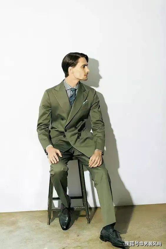 春季男士双排扣西装如何搭配既显时尚又显绅士品味_造型_整体_皮鞋
