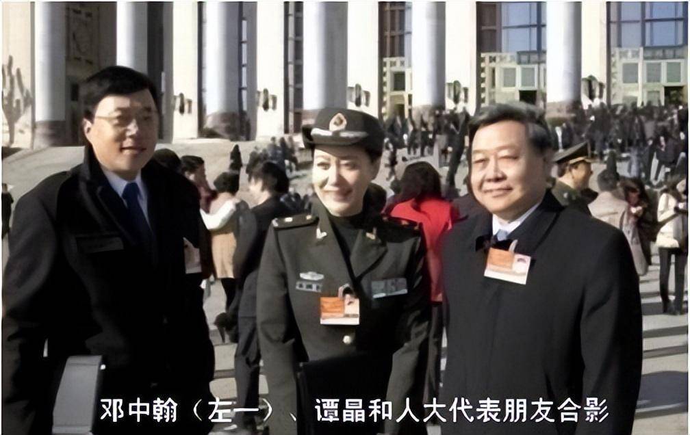 看了春晚上惨遭众嘲的黄绮珊后,才明白谭晶当年为何嫁给科学家_众人