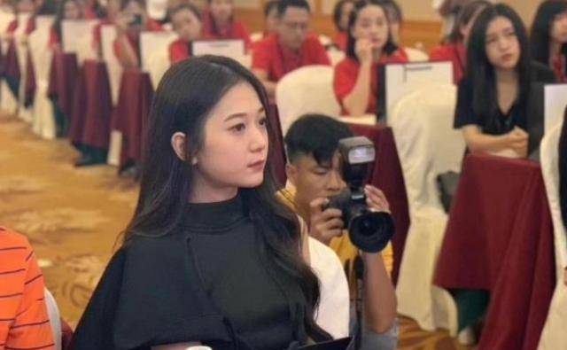 小学没毕业的董事长张曼如,23岁拥78亿身家,人生履历全靠编_女孩_产品