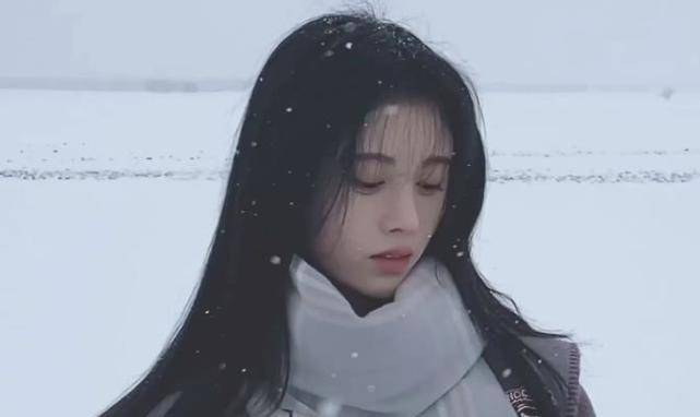 鞠婧祎下雪天录mv,穿羽绒服自拍,近景才是现实版"睫毛精"_时候_演艺圈