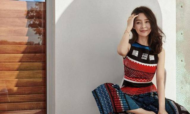 出道十几年零绯闻的她,让圈外老公甘愿当奶爸,今一家4口超幸福_于明加