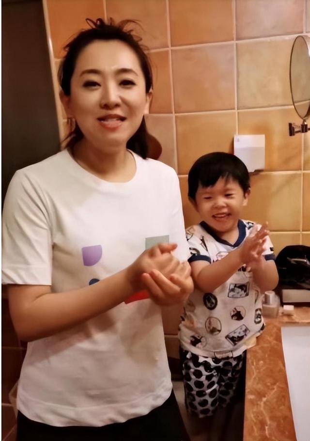 为嫁豪门退出央视高龄产子 45岁被宠成少女_姐姐_月亮_生活