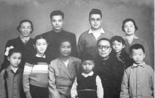 1954年和1956年,他们先后有了女儿邓志典和儿子邓志平.