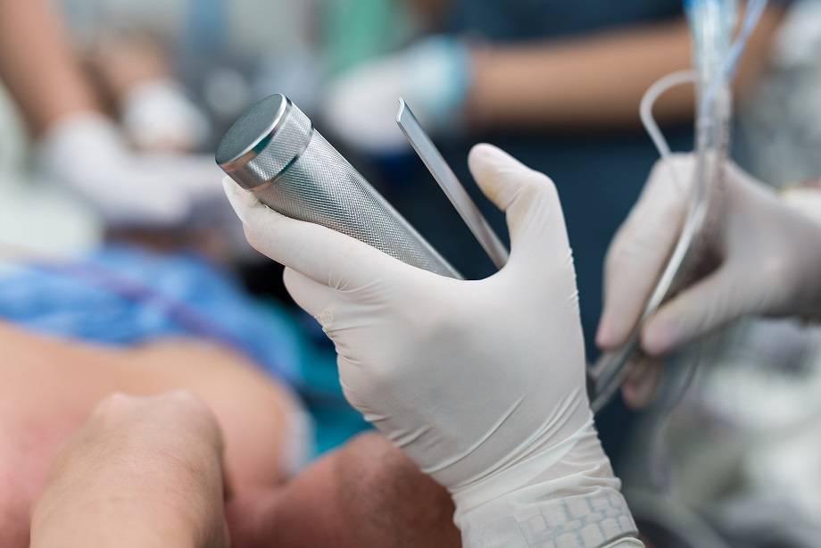 因为,这样可能导致创面出血,脑疝或者动脉瘤破裂!