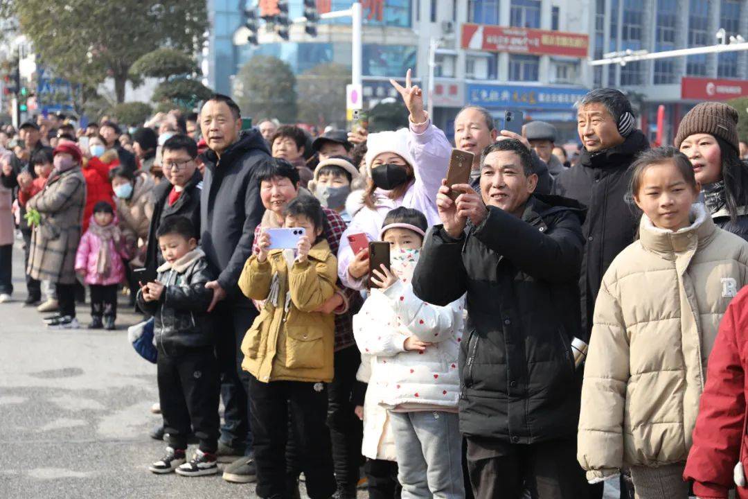 新野县元宵节举办大型民俗踩街表演活动_市民_队伍_气氛