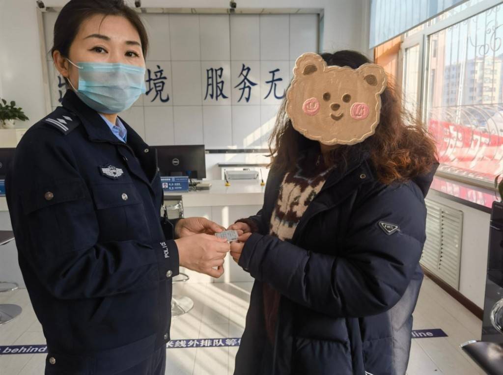 10分钟办理港澳通行证 看看冰城的暖心"警"事_游客_女士_小男孩