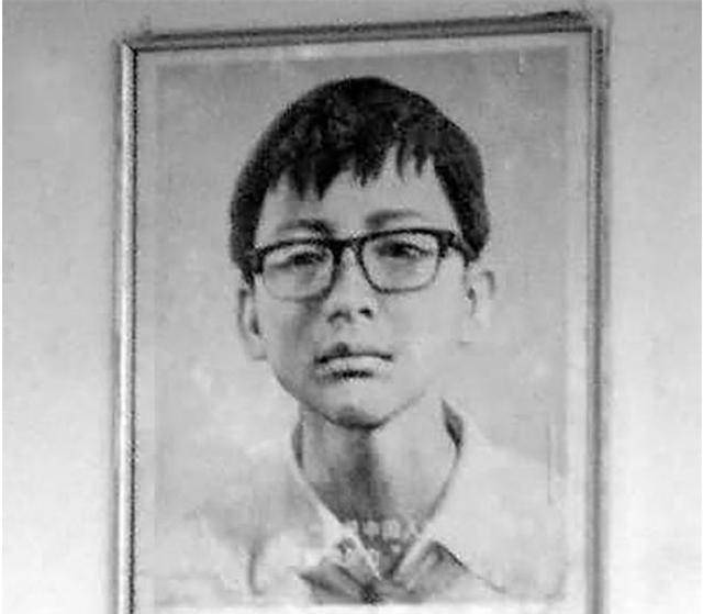 小英雄赖宁因救火牺牲,为何从教科书删除,照片也从学校摘下?