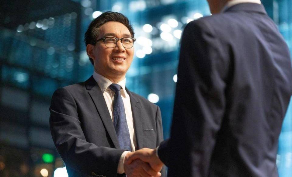 领导升职了,我发微信"恭喜高升"被冷漠,同事发祝贺短信却被提拔?