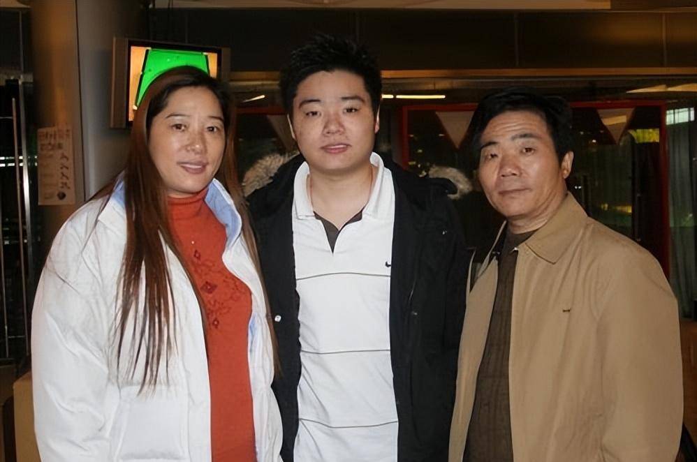 "丁俊晖:母亲55岁因患病离去,娶大6岁富家女为妻_父母_妈妈_丁文钧