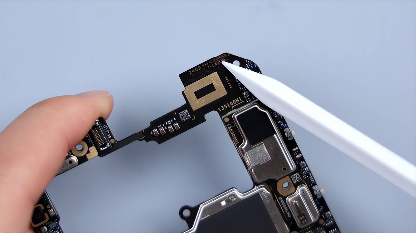 小米14 ultra首发拆解:把"老瓶装新酒"玩出新高度_盖板_金属中_散热