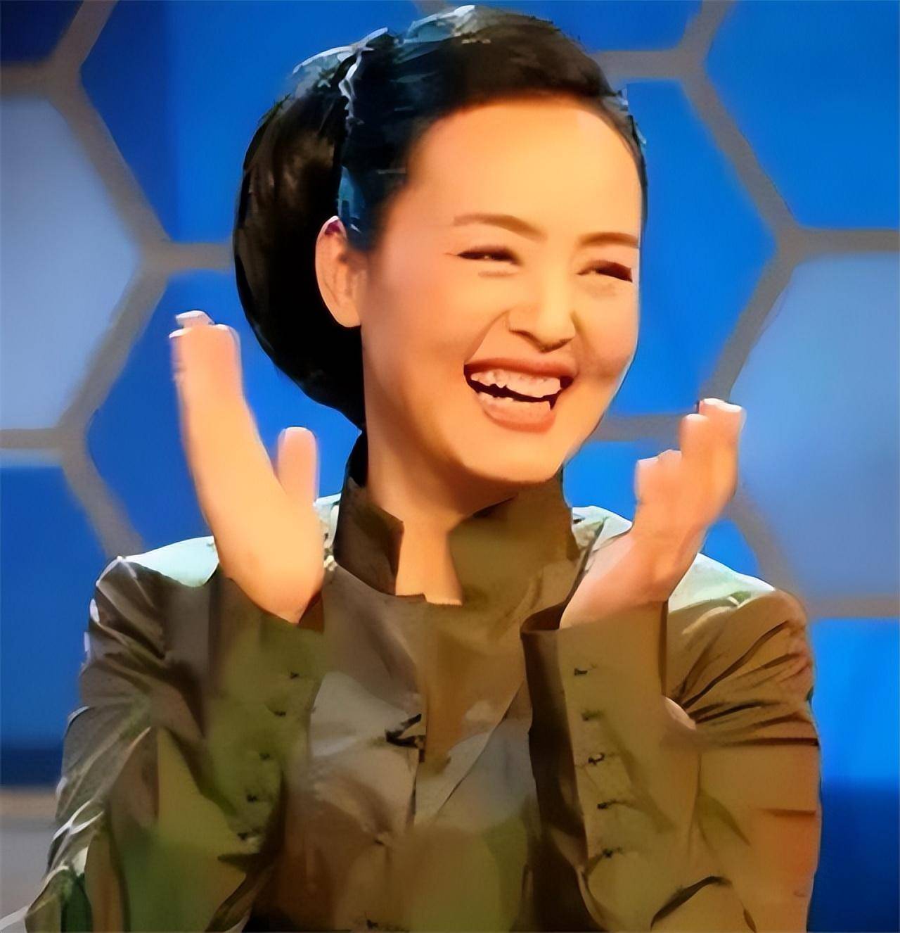 她是央视美女主持人,嫁小2岁哈佛大学海归,今58岁活成人生赢家_孙小