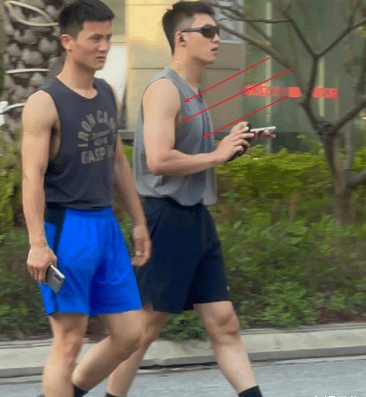 王一博军旅剧路透照,寸头造型阳光迷人,但气质方面不如黄景瑜_感觉