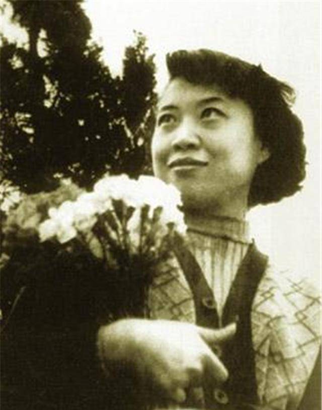 "——冰心评巴金巴金原名李尧棠,被誉为"二十世纪中国文学的良心",看