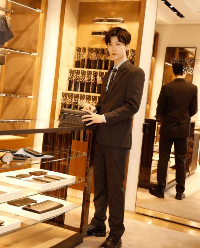 范丞丞时尚感太强,穿灰上衣配粉色长裤,这次不"娘"了_黑色_白色_衬衣