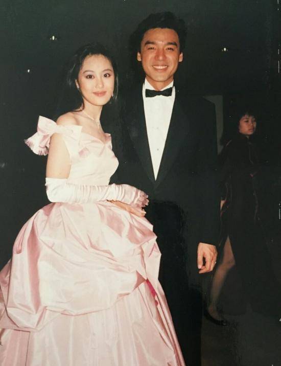 章小蕙身穿白色的婚纱,手里拿着一款大捧花,美的像一个童话故事中走