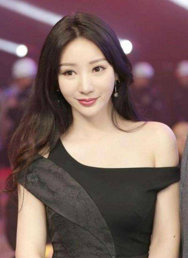 柳岩今年41岁,为什么找不到对象?当她高跟鞋蹲下的那刻起.