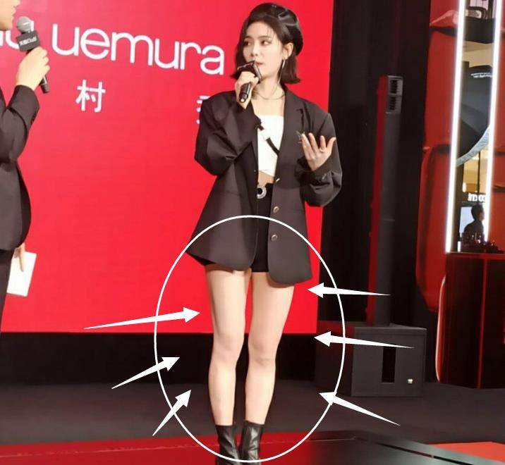 许佳琪参加活动,现场路人随意抓拍生图,没瘦身特效的腿我真酸了_双腿