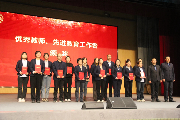 咸阳渭城中学举行2023—2024学年度第二学期表彰大会暨"华泰奖学金"