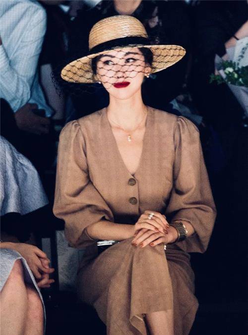 她8次入选全球百美,和法拉利副总裁恋爱,这个北京女孩有何魅力_朱珠