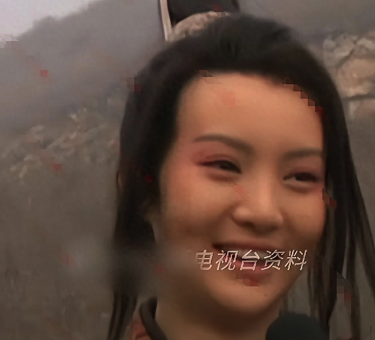 视频中,年轻的金晨显得质朴可人 ,皮肤白皙细腻, 双颊丰满,大眼睛灵动