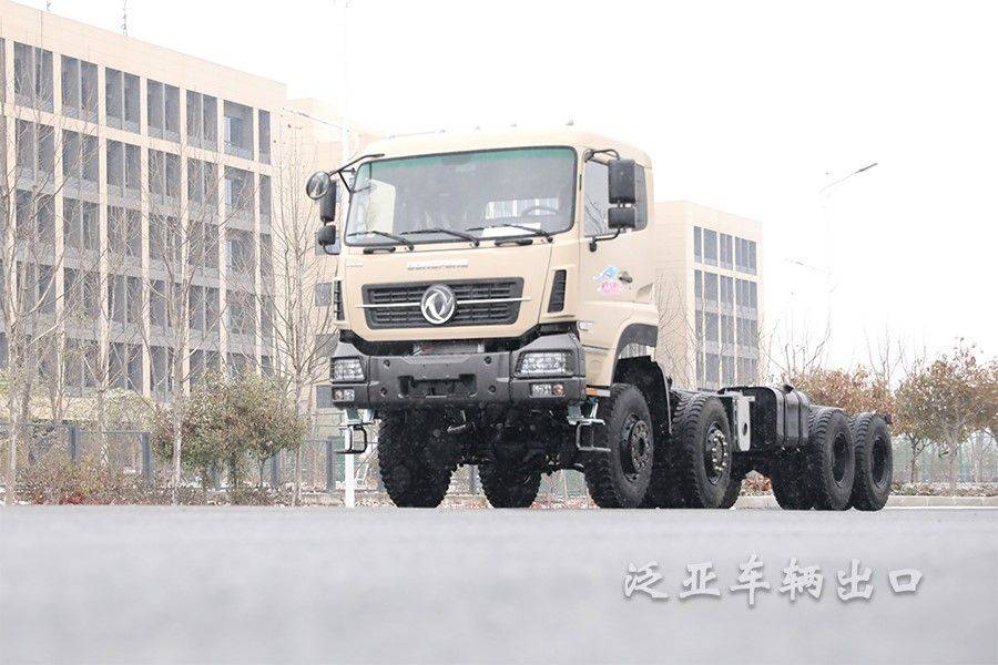 东风八驱8x8四桥450马力360升大油箱越野卡车底盘