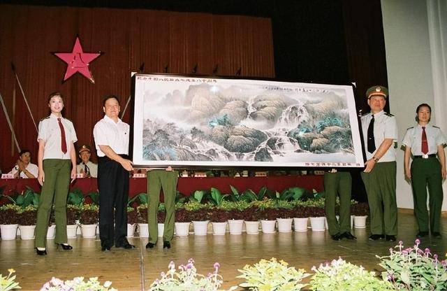 2009年与黄业斌在朝京门切磋书法与周为民中将在一起与张汝成中将在一