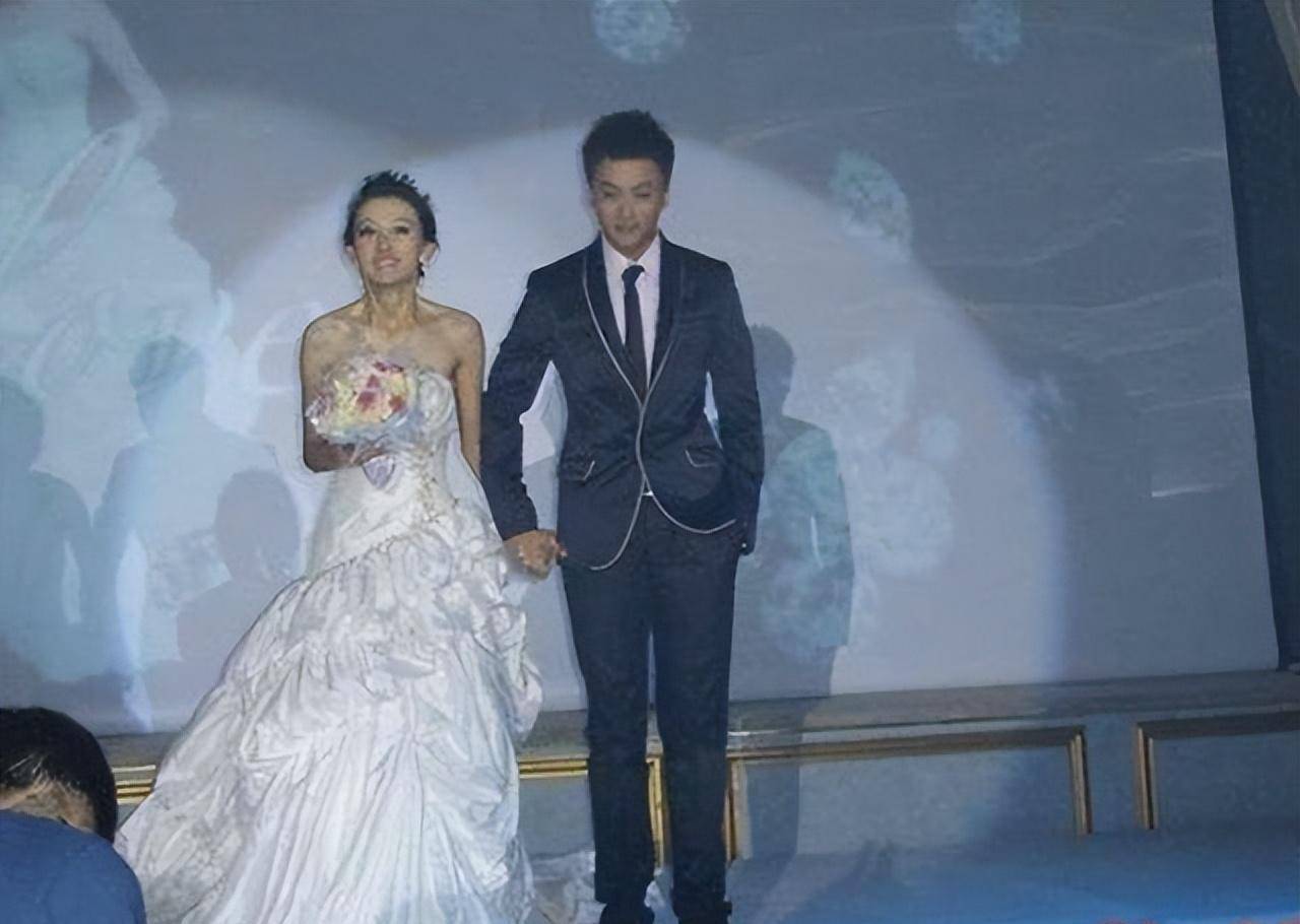 2012年,为了爱,吴静一甘心放弃正红的事业,随丈夫团