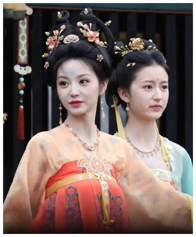 裴佳欣,这个年轻的小花,正在用自己的努力和才华,向