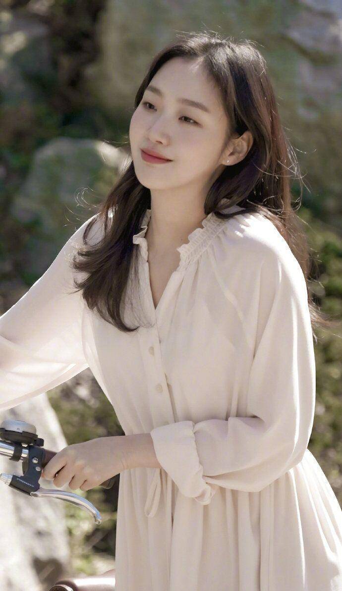 金高银和李敏镐搭档,演技爆棚,身穿白色长裙,再现初恋女神模样_裙子