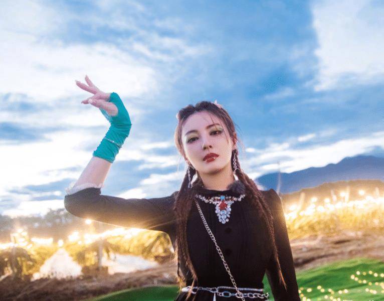 张雨绮被路人认成张馨予,面对尴尬只说三句话,情商如何一看便知_游客