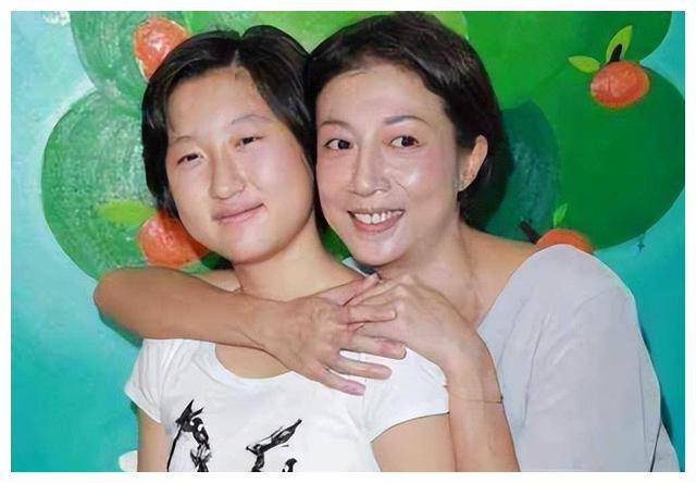 吴绮莉接纳同性恋女儿,成龙依然沉默,不愿承认?_吴卓_母女_母亲