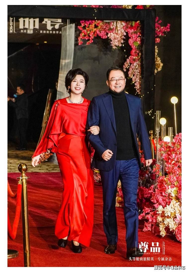 海捷投资控股集团董事长储慧斌(右)《尊品》杂志出版人,主编王拥娴(左