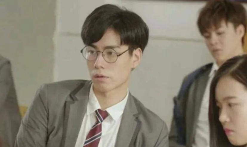 他因出演由郭敬明监制的青春偶像剧《夏至未至》,在剧中饰演欧俊一角