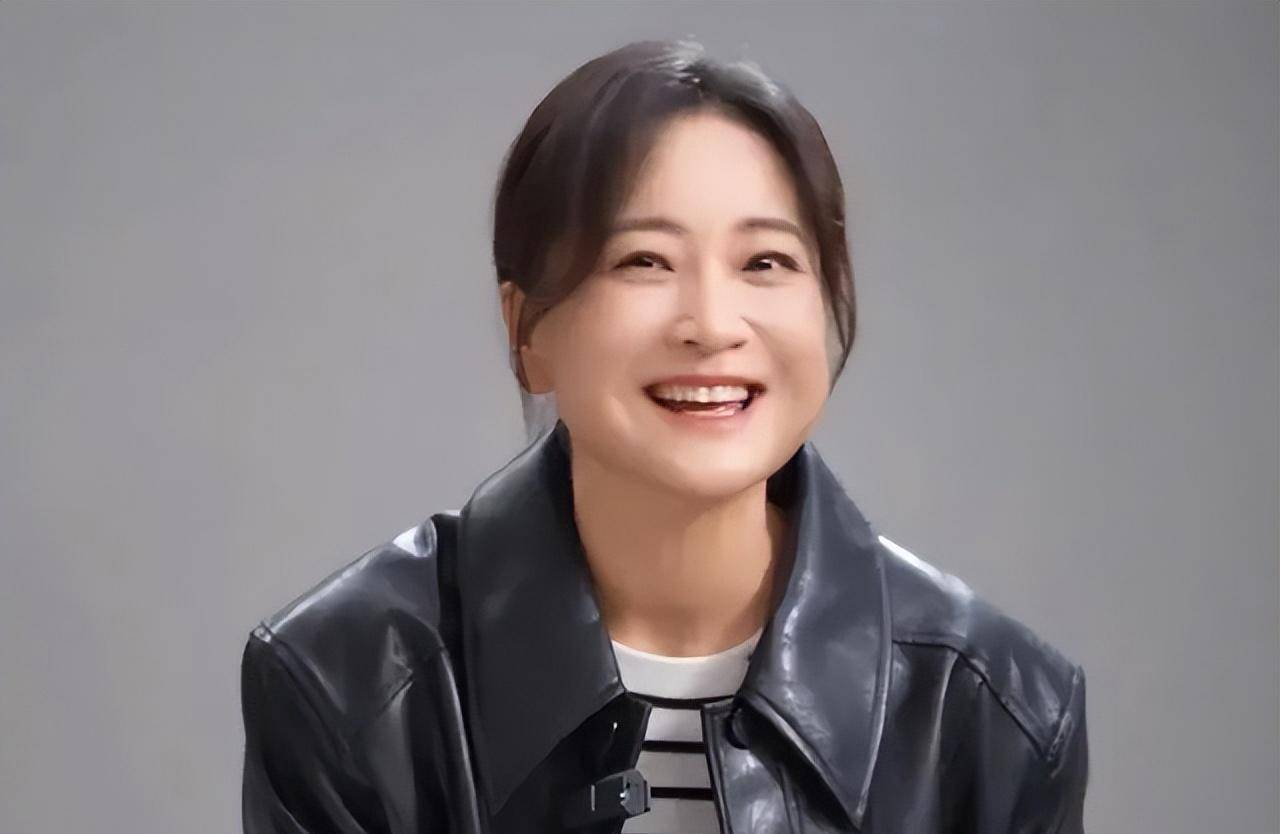 贾玲42岁首登《时尚芭莎》封面!大秀好身材,侧颜美到哭