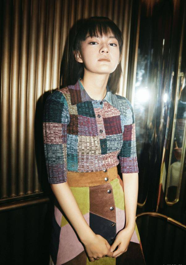 女星嫌裙子短都是用毯子挡,唯独她来这招_四小花旦_时尚_实力