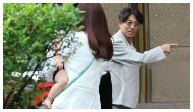 儿子侧颜惊艳,她素颜丸子头星味全失._生活_带着_孩子