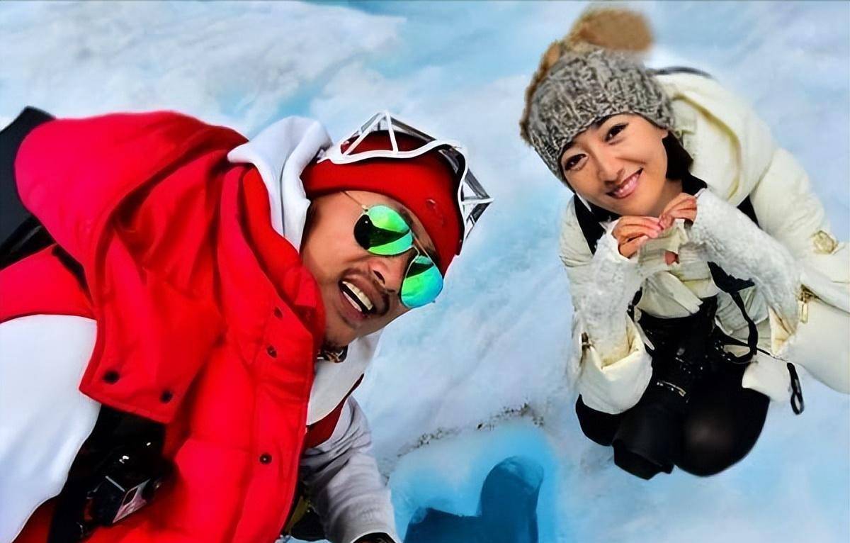 2012年,为了爱,吴静一甘心放弃正红的事业,随丈夫团