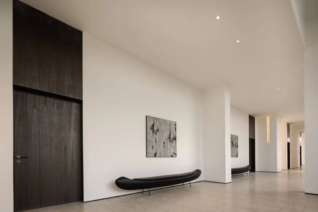 乘美国通力电梯上楼,推开内外实木的钢木装甲门,著名大师级室内设计师