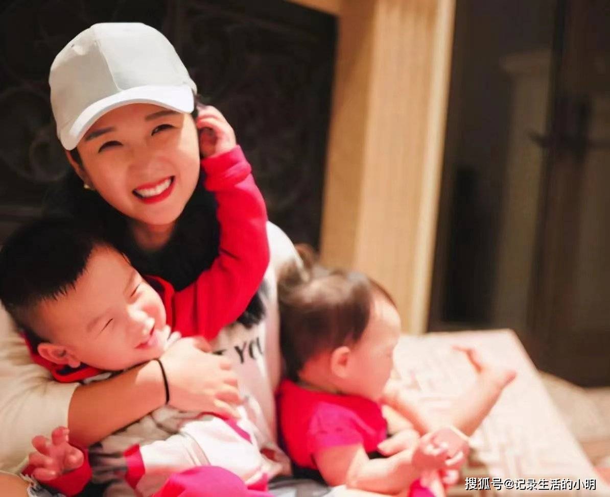 何洁在直播中哭诉自己的易孕体质_生活_孩子_妈妈