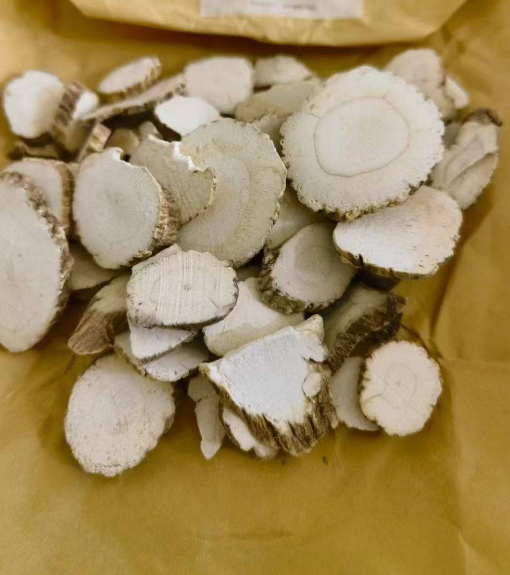 白芷是一种中药材,它具有温中散寒,祛风止痛的功效.