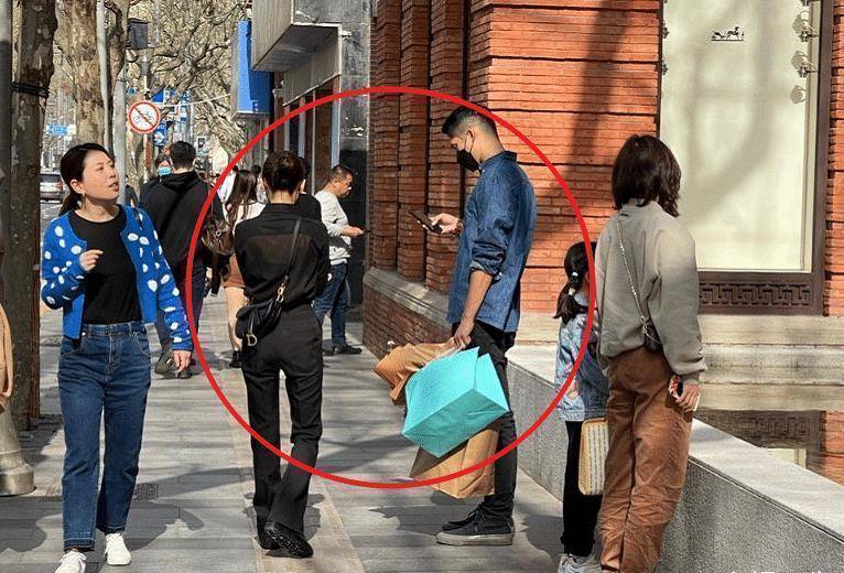 王子文吴永恩购物时被偶遇,两人是否做戏,男方的举动显然易见_文和