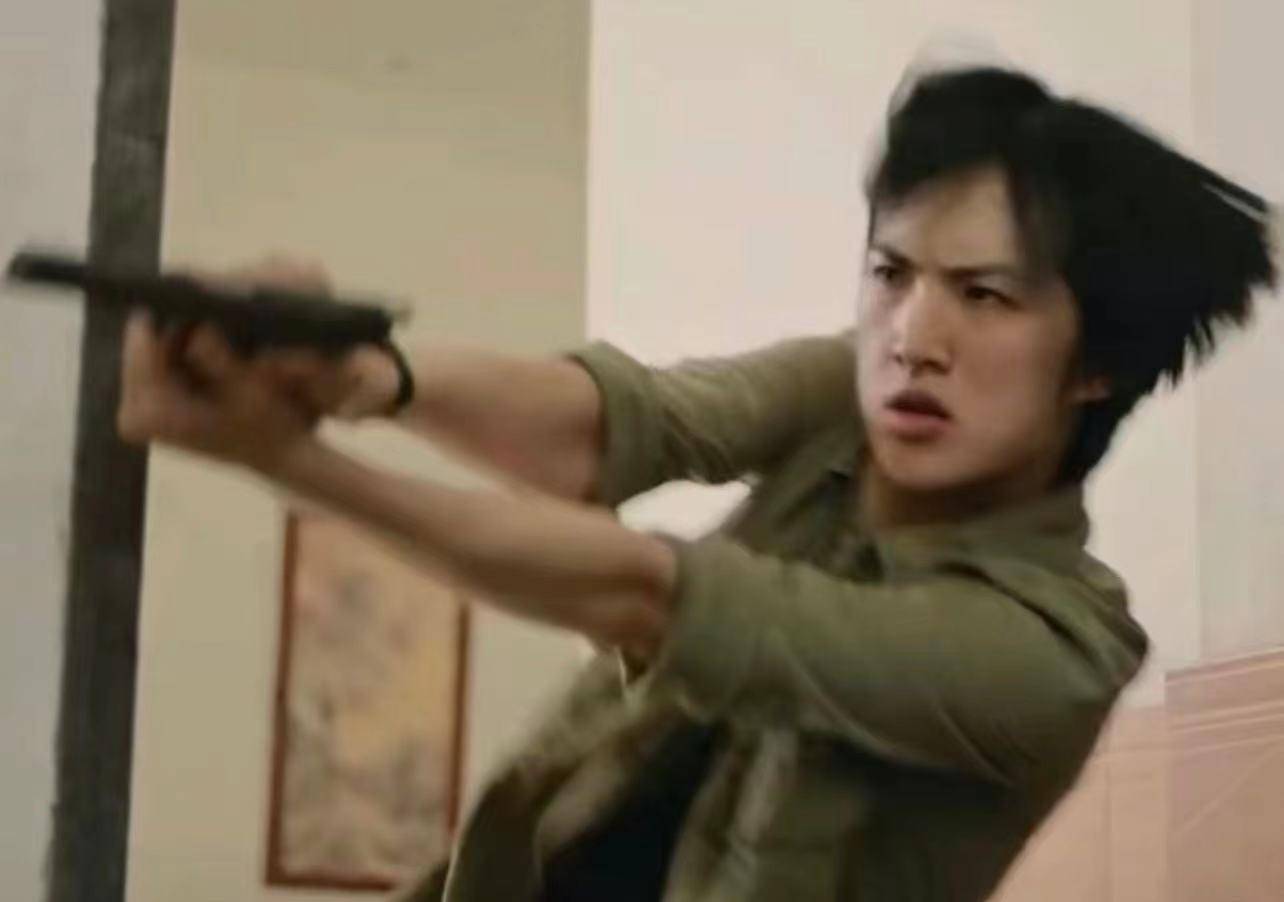 这表情根本不是在笑,因为对方火力太猛,赵友男的表情是疏解的一种情绪