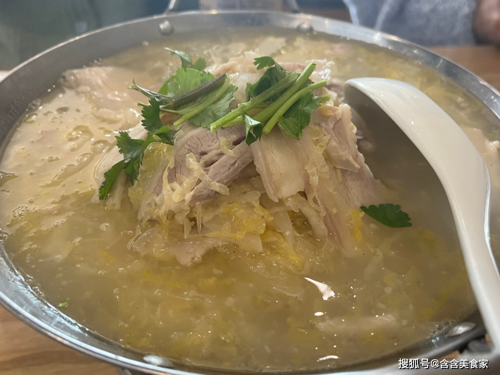 第四,酸菜白肉火锅长白山珍宴的摆设,如同天然画卷.