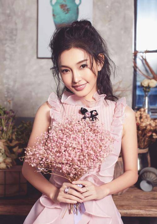 大二时被王晶发掘,三部影片狂揽26亿,如今她成为"最美晶女郎"_童菲_佟