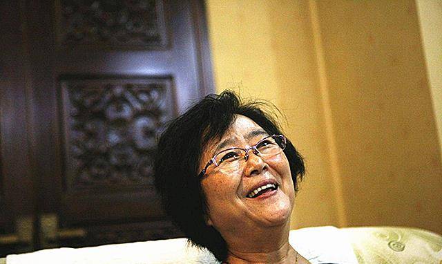 大师闫芳:耍无赖拜师后,拿师父名号去捞金,推手遭到白岩松质疑_武术